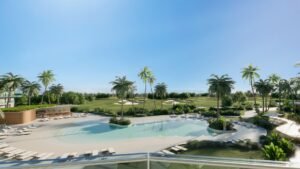 Piscina del complejo residencial rodeada de jardines