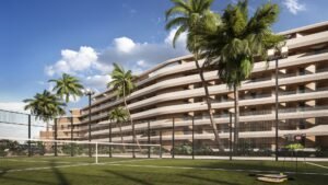 Fachada curva de edificio residencial entre palmeras