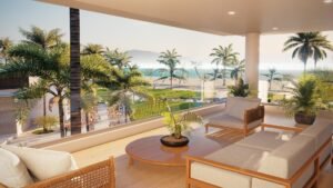 Balcón de una vivienda con vistas a palmeras y jardines