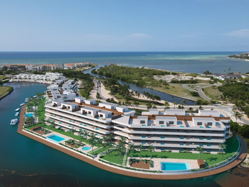 Marina de Cap Cana: vista aérea de un complejo residencial junto al mar