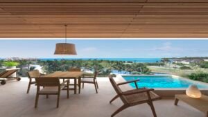 Terraza amueblada con vistas al mar y a la piscina