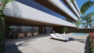 Terraza cubierta con tumbonas y vistas al jardín