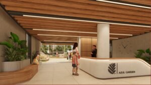 Vestíbulo amplio con techo y revestimientos de madera