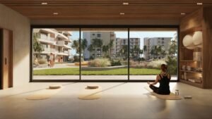 Salón moderno con grandes ventanales y vistas exteriores