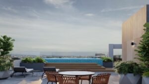 Piscina panorámica con vistas a la ciudad