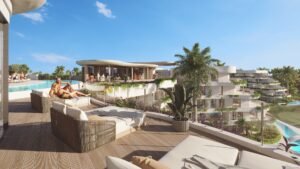 Villa moderna con piscina y jardines tropicales