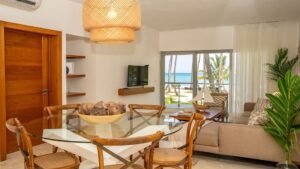 Comedor con sillas de madera