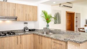Cocina con jarrón de palmera