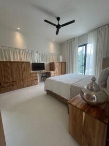 Dormitorio principal con zona de trabajo y ventanal