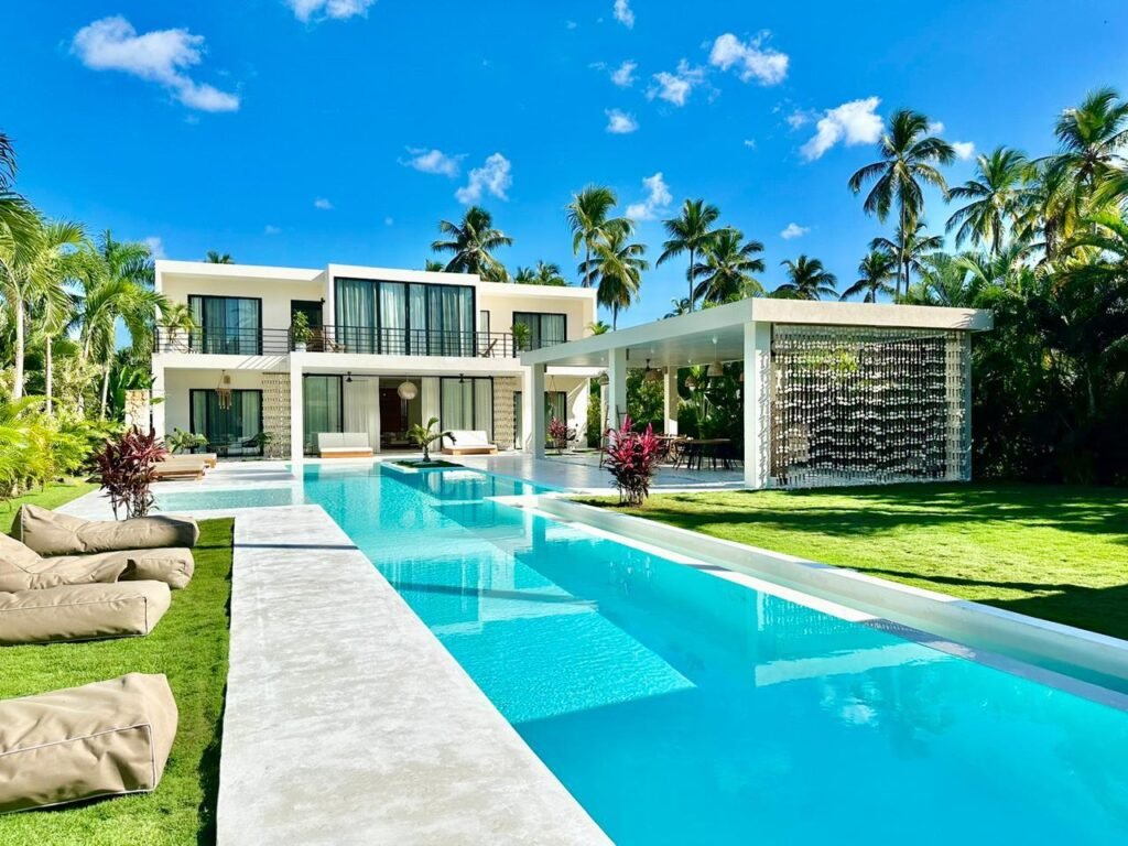 Villa de dos plantas en Cap Bonita con piscina alargada y jardín tropical