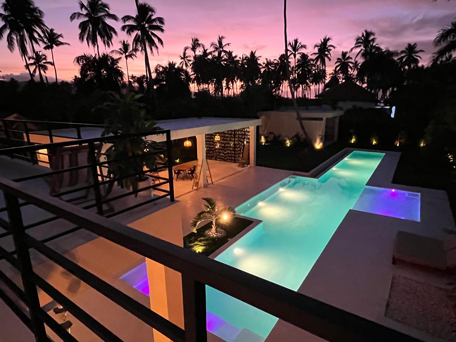 Terraza superior con tumbonas y vistas a las palmeras de Playa Bonita