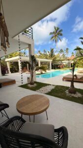 Terraza con zona de estar y vistas a la piscina y al jardín