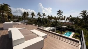 Terraza superior con tumbonas y vistas a las palmeras de Playa Bonita